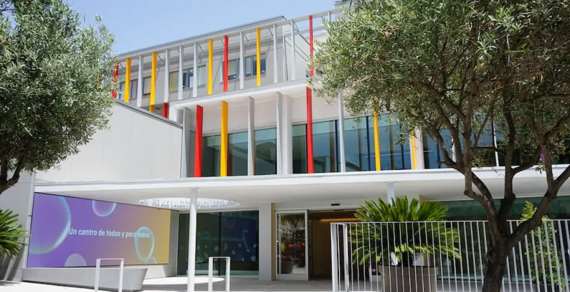 Façana del Pediatric Cancer Center Barcelona de l'Hospital Sant Joan de Déu, amb columnes vermelles i grogues