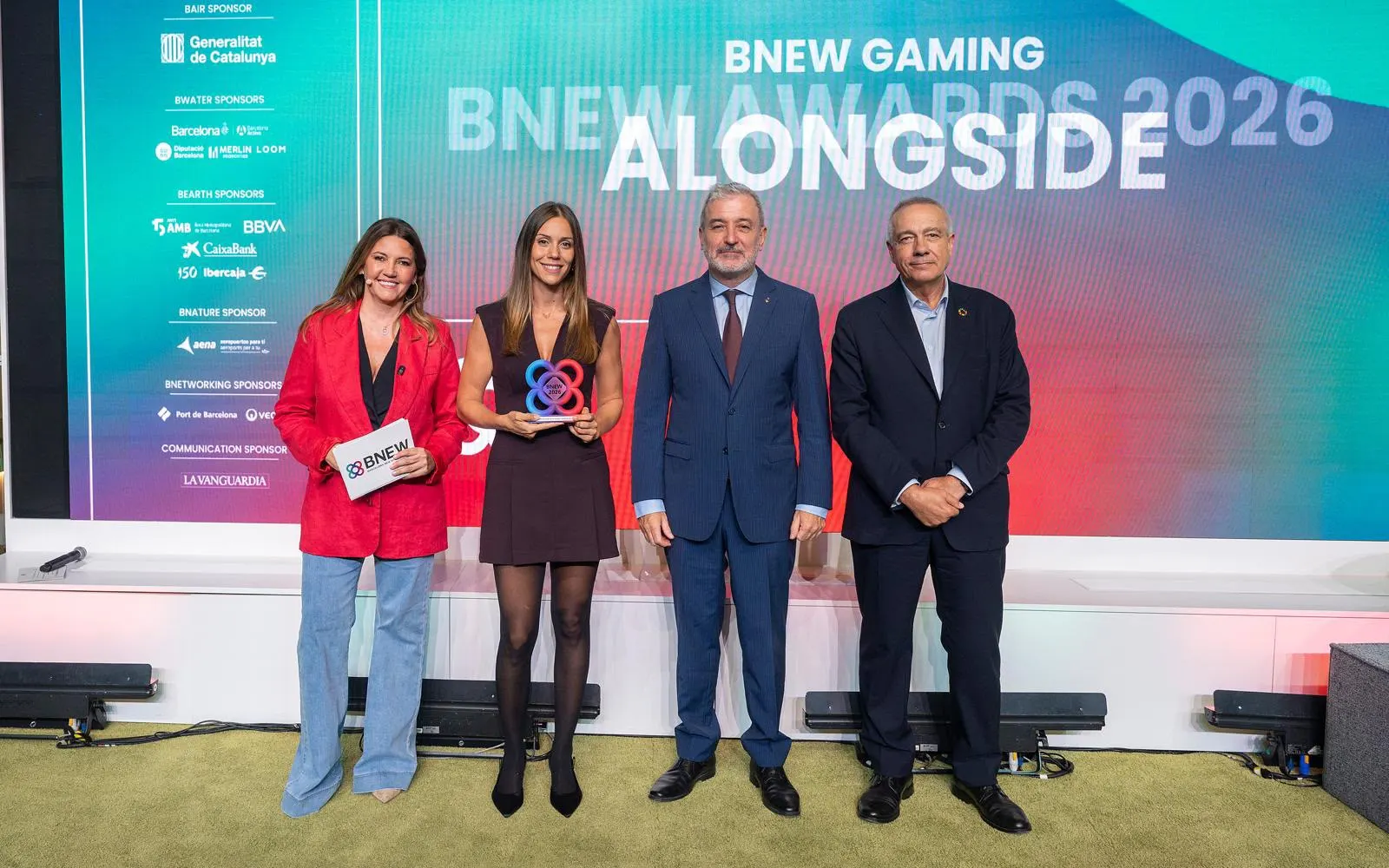 Ingrid Canal, fundadora d’Alongside, amb el trofeu del Premi BNEW 2026