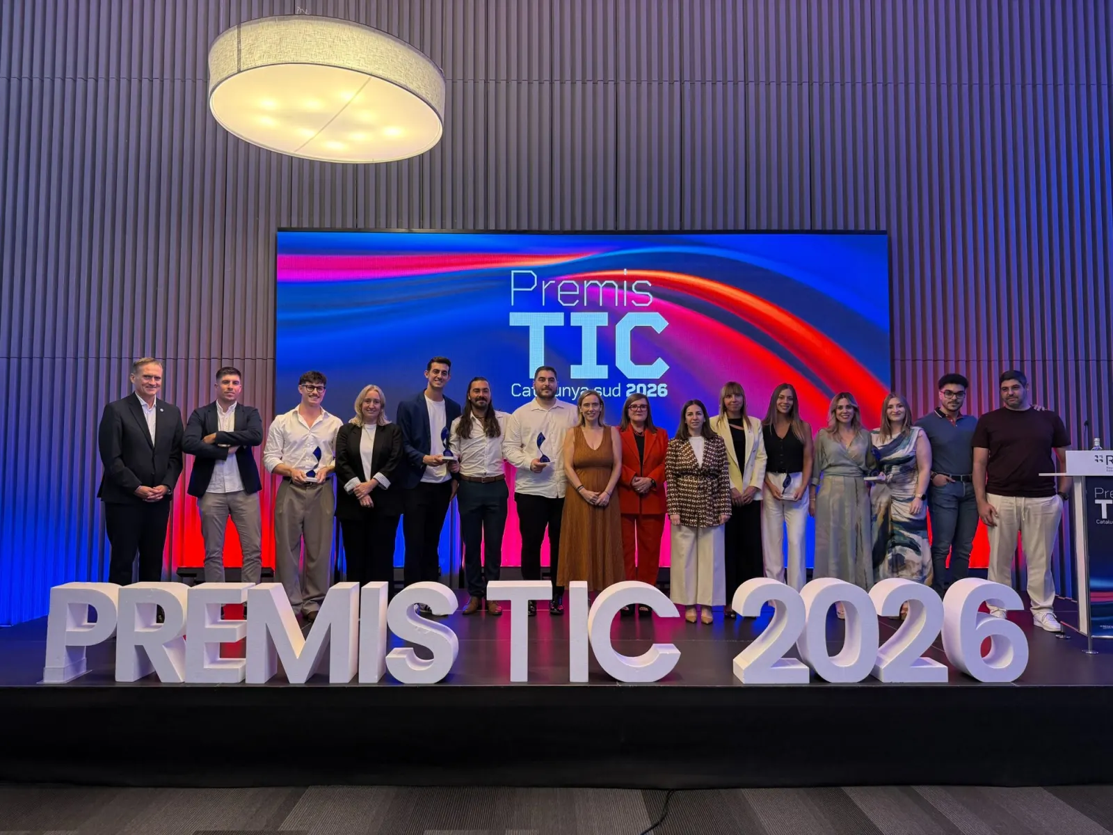 Foto de grup dels guardonats i organitzadors sobre l'escenari dels Premis TIC 2026