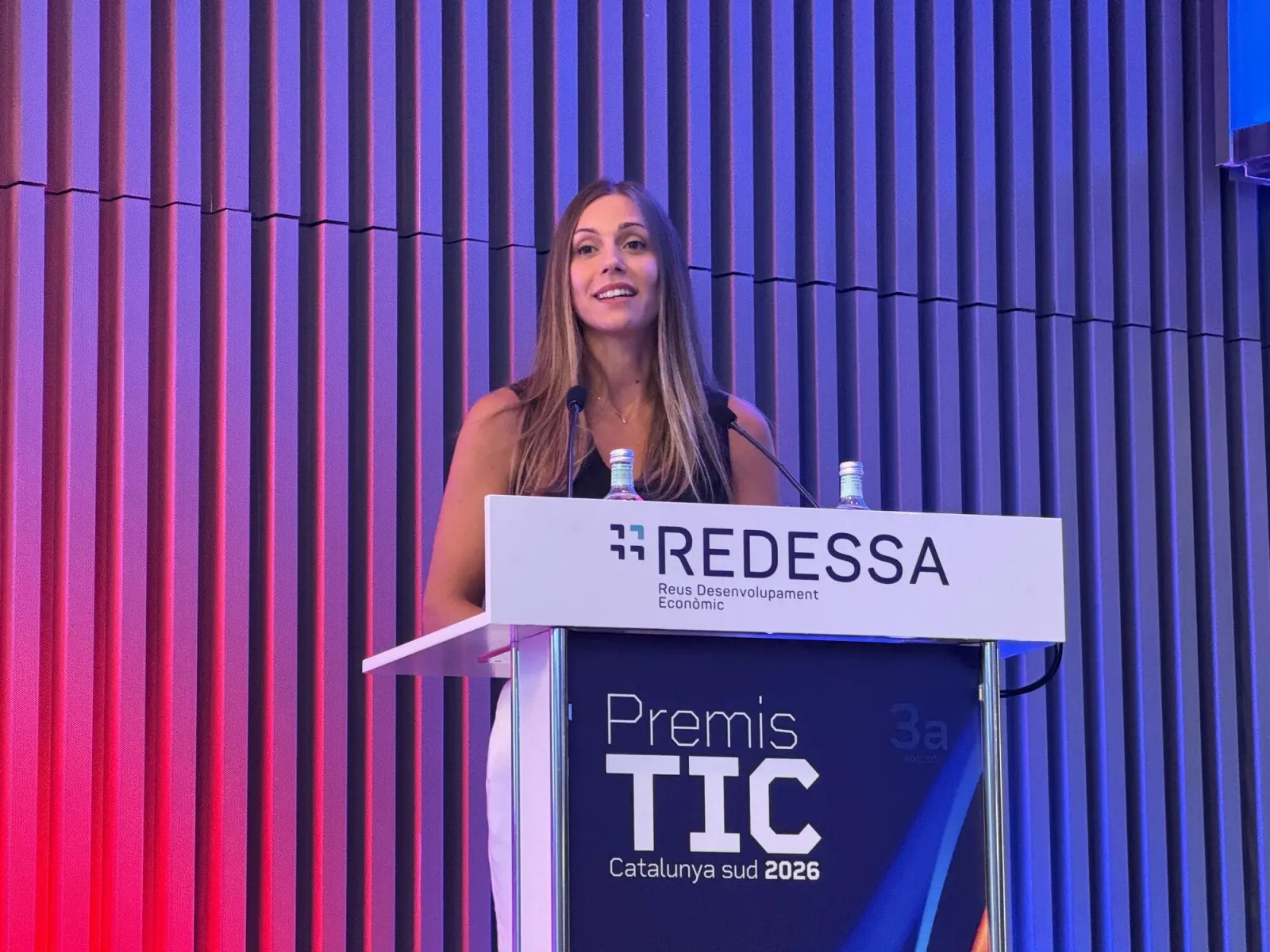 Ingrid Canal parlant des del faristol dels Premis TIC Catalunya Sud 2026