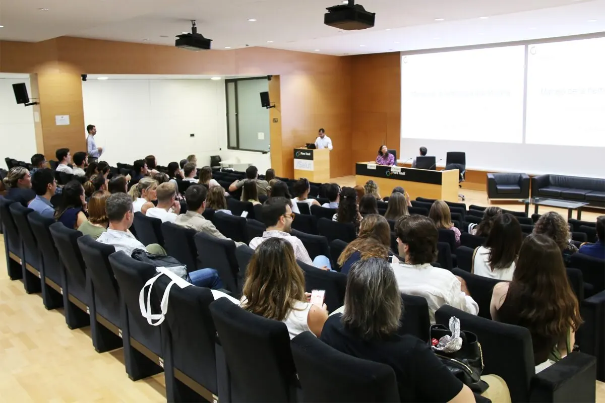 Sessió formativa en una sala d'actes del Parc Taulí plena de participants